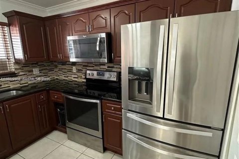 Villa ou maison à vendre à Miami Gardens, Floride: 4 chambres, 155.43 m2 № 2320151 - photo 3