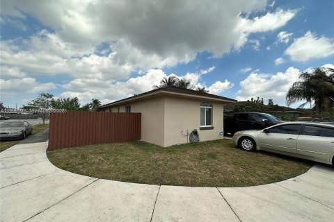 Villa ou maison à vendre à Miami Gardens, Floride: 4 chambres, 155.43 m2 № 2320151 - photo 2