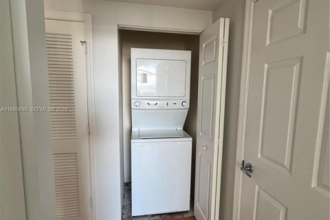 Copropriété à louer à Hollywood, Floride: 2 chambres, 113.34 m2 № 2045134 - photo 9