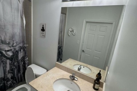 Copropriété à louer à Hollywood, Floride: 2 chambres, 113.34 m2 № 2045134 - photo 12