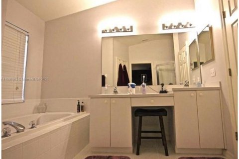 Casa en venta en Lehigh Acres, Florida, 3 dormitorios № 1953825 - foto 5