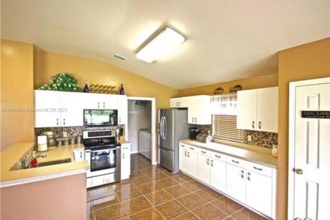 Casa en venta en Lehigh Acres, Florida, 3 dormitorios № 1953825 - foto 3