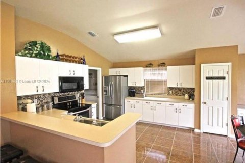 Casa en venta en Lehigh Acres, Florida, 3 dormitorios № 1953825 - foto 2
