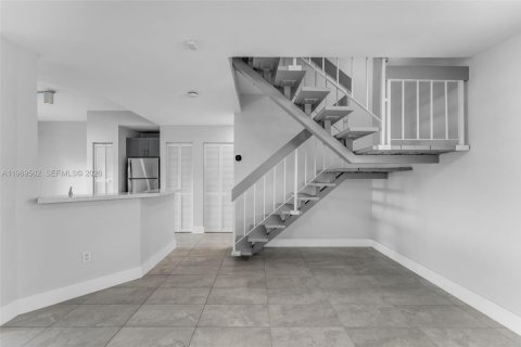 Снять в аренду таунхаус в Майами, Флорида 3 спальни, 128.95м2, № 2030488 - фото 5