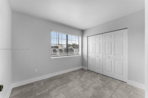 Снять в аренду таунхаус в Майами, Флорида 3 спальни, 128.95м2, № 2030488 - фото 17