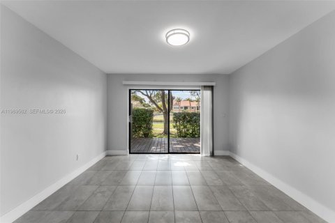 Снять в аренду таунхаус в Майами, Флорида 3 спальни, 128.95м2, № 2030488 - фото 3