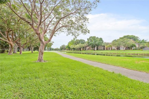 Снять в аренду таунхаус в Майами, Флорида 3 спальни, 128.95м2, № 2030488 - фото 24