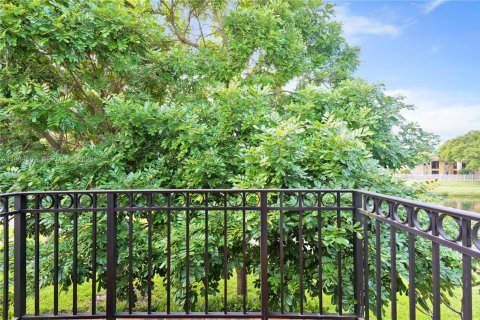 Снять в аренду таунхаус в Майами, Флорида 3 спальни, 128.95м2, № 2030488 - фото 16