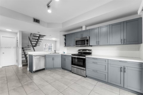 Снять в аренду таунхаус в Майами, Флорида 3 спальни, 128.95м2, № 2030488 - фото 6