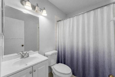 Снять в аренду таунхаус в Майами, Флорида 3 спальни, 128.95м2, № 2030488 - фото 18