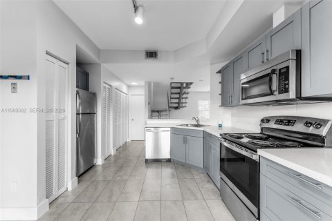 Снять в аренду таунхаус в Майами, Флорида 3 спальни, 128.95м2, № 2030488 - фото 9