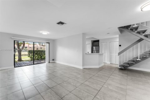 Снять в аренду таунхаус в Майами, Флорида 3 спальни, 128.95м2, № 2030488 - фото 2