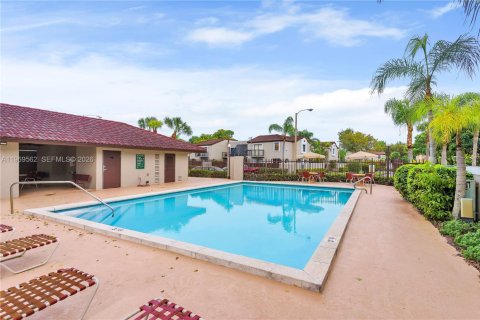 Снять в аренду таунхаус в Майами, Флорида 3 спальни, 128.95м2, № 2030488 - фото 22