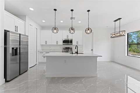 House in Lehigh Acres, Florida 4 bedrooms, 159.33 sq.m. № 2008105 - photo 24