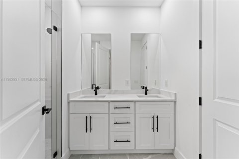 House in Lehigh Acres, Florida 4 bedrooms, 159.33 sq.m. № 2008105 - photo 10