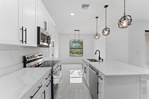 House in Lehigh Acres, Florida 4 bedrooms, 159.33 sq.m. № 2008105 - photo 23