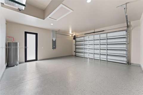 House in Lehigh Acres, Florida 4 bedrooms, 159.33 sq.m. № 2008105 - photo 25