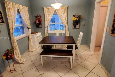 Casa en alquiler en North Miami Beach, Florida, 3 dormitorios, 143.07 m2 № 1864880 - foto 2
