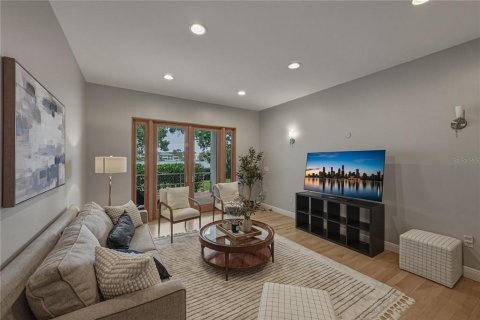 House in Saint Petersburg, Florida 5 bedrooms, 402.64 sq.m. № 2198258 - photo 9