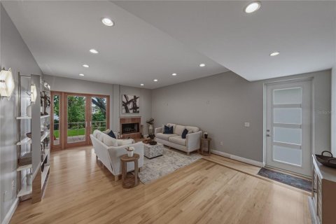 House in Saint Petersburg, Florida 5 bedrooms, 402.64 sq.m. № 2198258 - photo 21