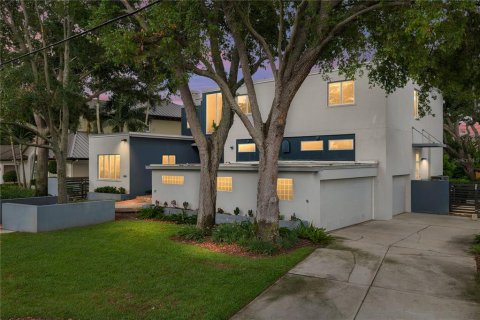 House in Saint Petersburg, Florida 5 bedrooms, 402.64 sq.m. № 2198258 - photo 3