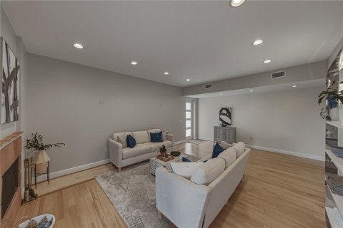 House in Saint Petersburg, Florida 5 bedrooms, 402.64 sq.m. № 2198258 - photo 24