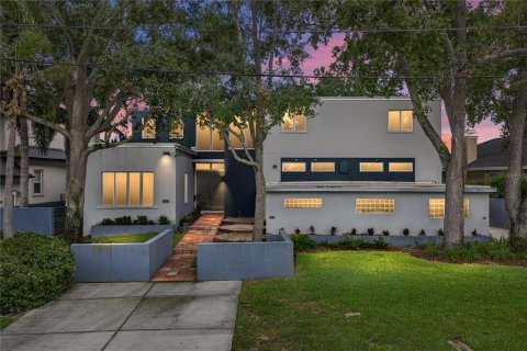 House in Saint Petersburg, Florida 5 bedrooms, 402.64 sq.m. № 2198258