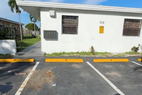 House in Hallandale Beach, Florida 2 bedrooms, 284.37 sq.m. № 1928641 - photo 3