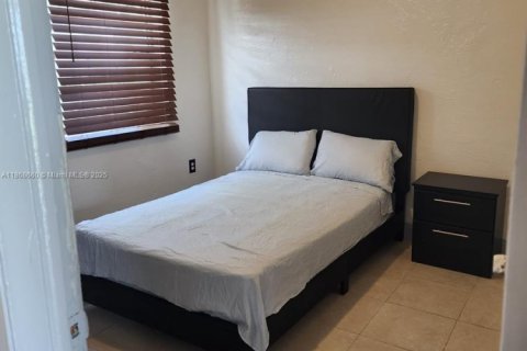 House in Hallandale Beach, Florida 2 bedrooms, 284.37 sq.m. № 1928641 - photo 4