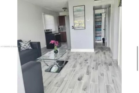House in Hallandale Beach, Florida 2 bedrooms, 284.37 sq.m. № 1928641 - photo 1