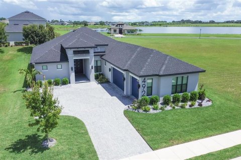 House in Auburndale, Florida 4 bedrooms, 250.93 sq.m. № 2341720