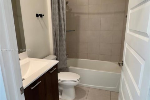 Condo in Doral, Florida, 3 bedrooms  № 1943443 - photo 14