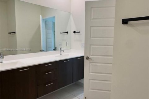 Condominio en alquiler en Doral, Florida, 3 dormitorios, 104.42 m2 № 1943443 - foto 26