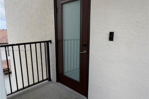 Condo in Doral, Florida, 3 bedrooms  № 1943443 - photo 4