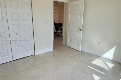 Condo in Doral, Florida, 3 bedrooms  № 1943443 - photo 13