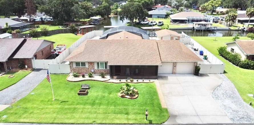 House in Tavares, Florida 3 bedrooms, 202.16 sq.m. № 2151186