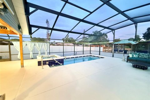 House in Tavares, Florida 3 bedrooms, 202.16 sq.m. № 2151186 - photo 9