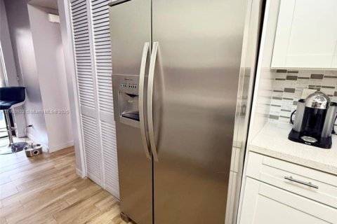 Touwnhouse à vendre à Hialeah, Floride: 3 chambres, 146.97 m2 № 1954323 - photo 14