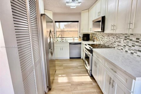 Touwnhouse à vendre à Hialeah, Floride: 3 chambres, 146.97 m2 № 1954323 - photo 11