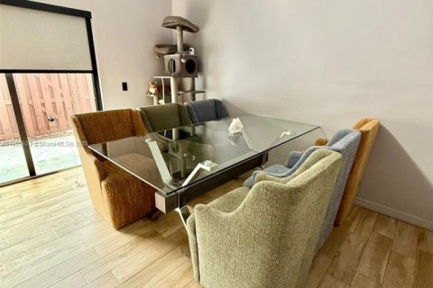 Touwnhouse à vendre à Hialeah, Floride: 3 chambres, 146.97 m2 № 1954323 - photo 2