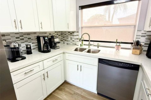 Touwnhouse à vendre à Hialeah, Floride: 3 chambres, 146.97 m2 № 1954323 - photo 12