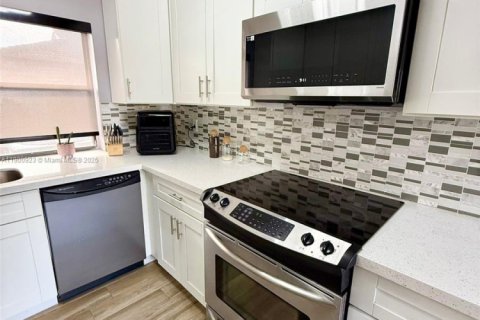 Touwnhouse à vendre à Hialeah, Floride: 3 chambres, 146.97 m2 № 1954323 - photo 9