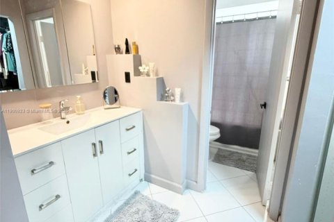 Touwnhouse à vendre à Hialeah, Floride: 3 chambres, 146.97 m2 № 1954323 - photo 28