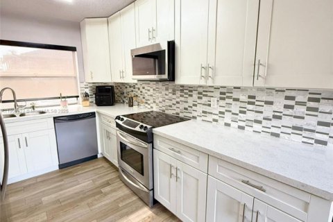 Touwnhouse à vendre à Hialeah, Floride: 3 chambres, 146.97 m2 № 1954323 - photo 10