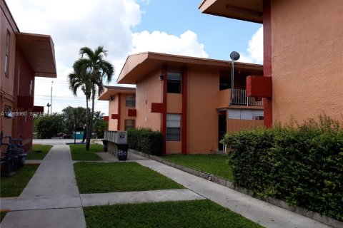 Apartamento en alquiler en Hialeah, Florida, 1 dormitorio, 74.32 m2 № 2081267 - foto 10