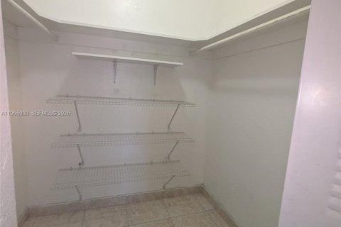 Apartamento en alquiler en Hialeah, Florida, 1 dormitorio, 74.32 m2 № 2081267 - foto 7