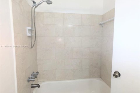 Apartamento en alquiler en Hialeah, Florida, 1 dormitorio, 74.32 m2 № 2081267 - foto 9