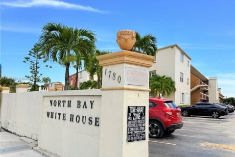 Снять в аренду кондоминиум в Норт-Бей-Виллидж, Флорида 1 спальня, 64.57м2, № 1964319 - фото 2