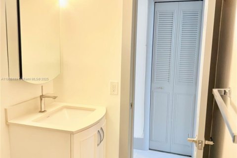 Снять в аренду кондоминиум в Норт-Бей-Виллидж, Флорида 1 спальня, 64.57м2, № 1964319 - фото 15