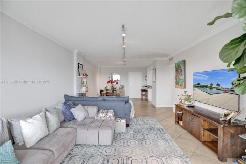 Condominio en venta en Sunny Isles Beach, Florida, 2 dormitorios, 113.34 m2 № 1940416 - foto 15